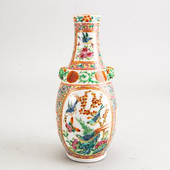 A Chinese vase, late Qing dynasty, circa 1900.