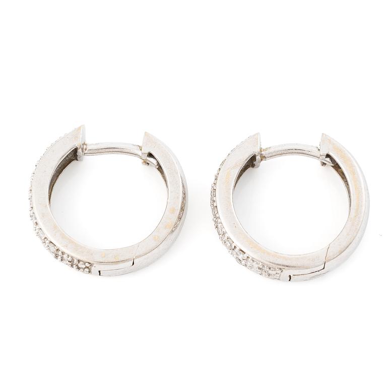 Ett par örhängen 18K vitguld med runda briljantslipade diamanter.