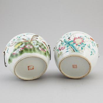 A group of two famille rose jars with covers, Qing dynasty, late 19th century.