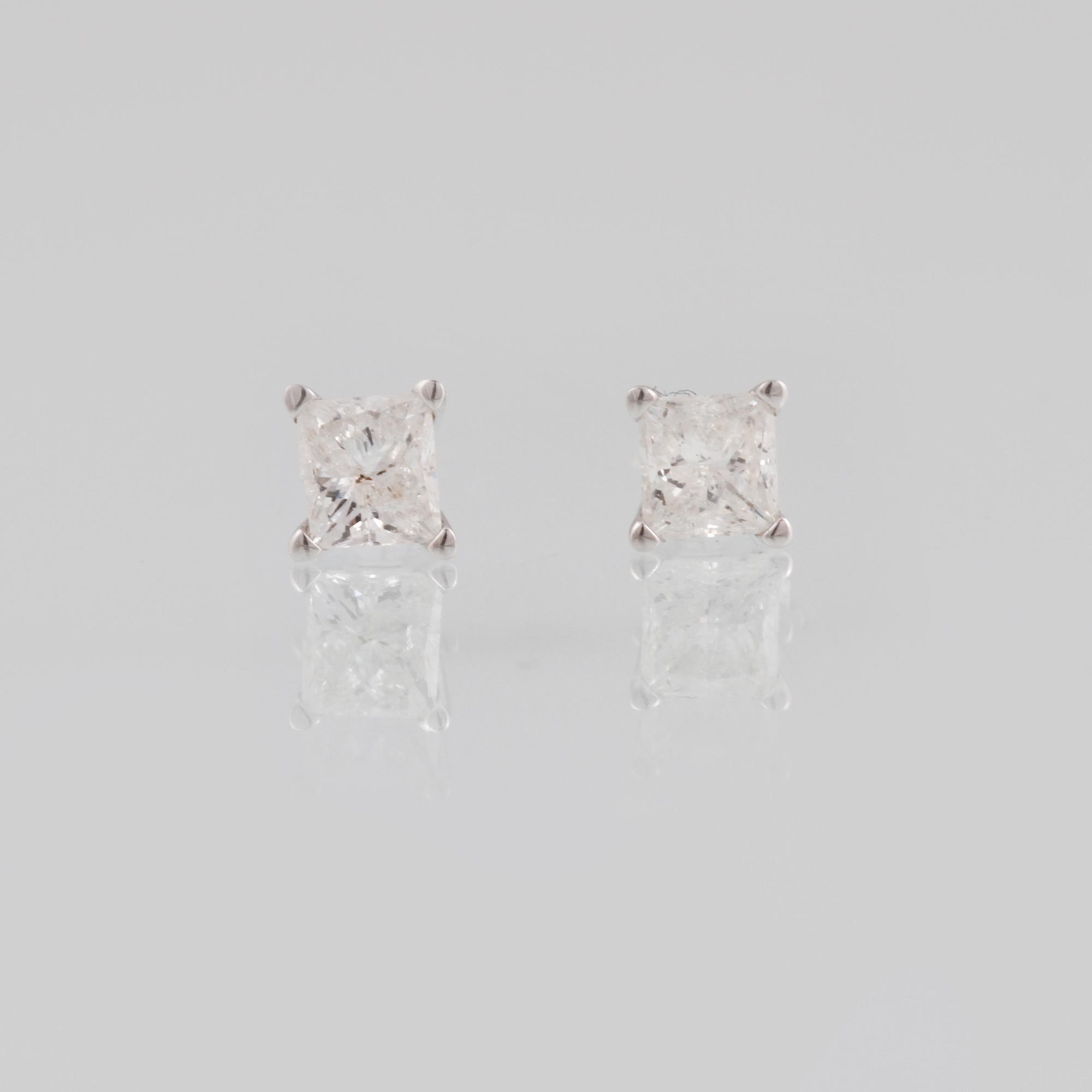 ÖRHÄNGEN, 18K vitguld med prinsesslipade diamanter ca 0.50 ct. Vikt 0,6 gram.