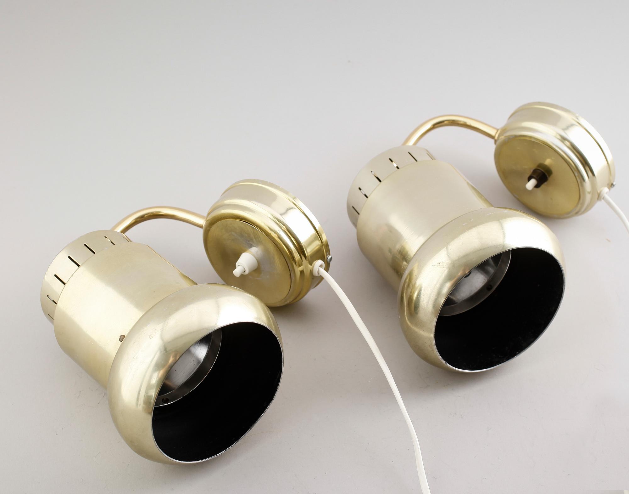 VÄGGLAMPOR, 1 par samt BORDSLAMPA, 1900-talets andra hälft.