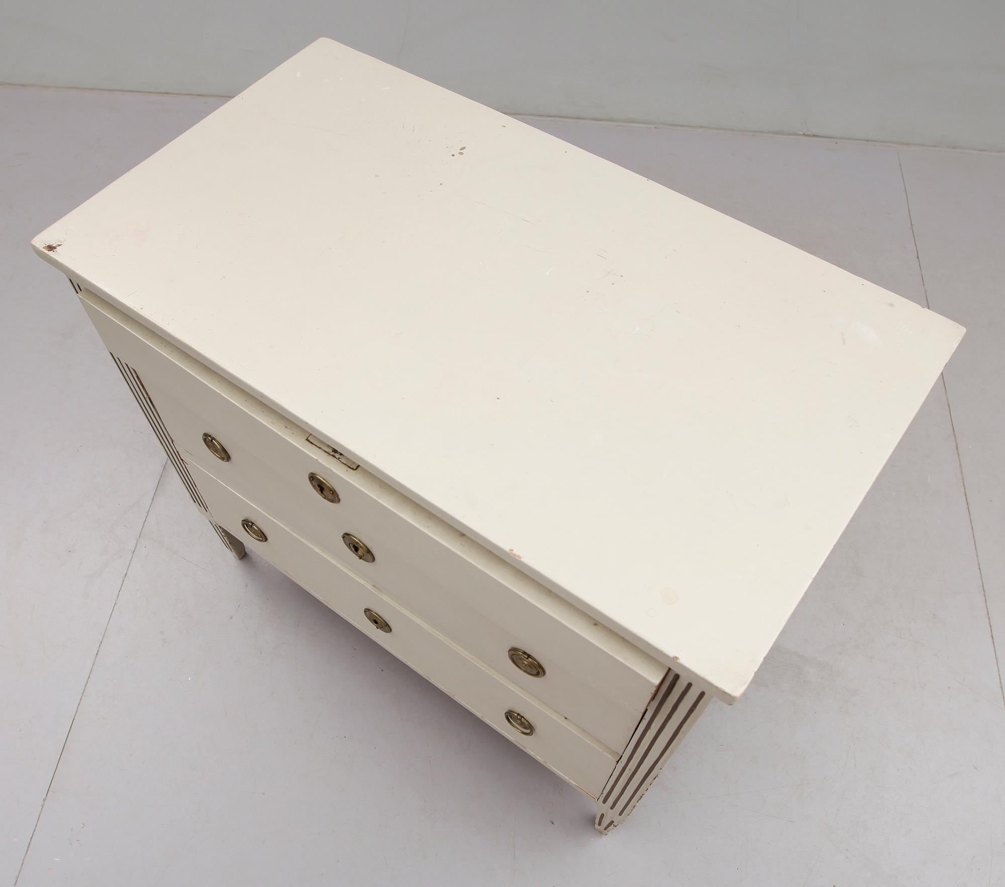 BYRÅ, sengustaviansk, omkring år 1800.