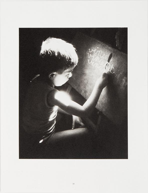 WILLY RONIS, Limited Edition Portfolio with 12 Collotype Plates, signed and numbered 238/290 on the colophon.