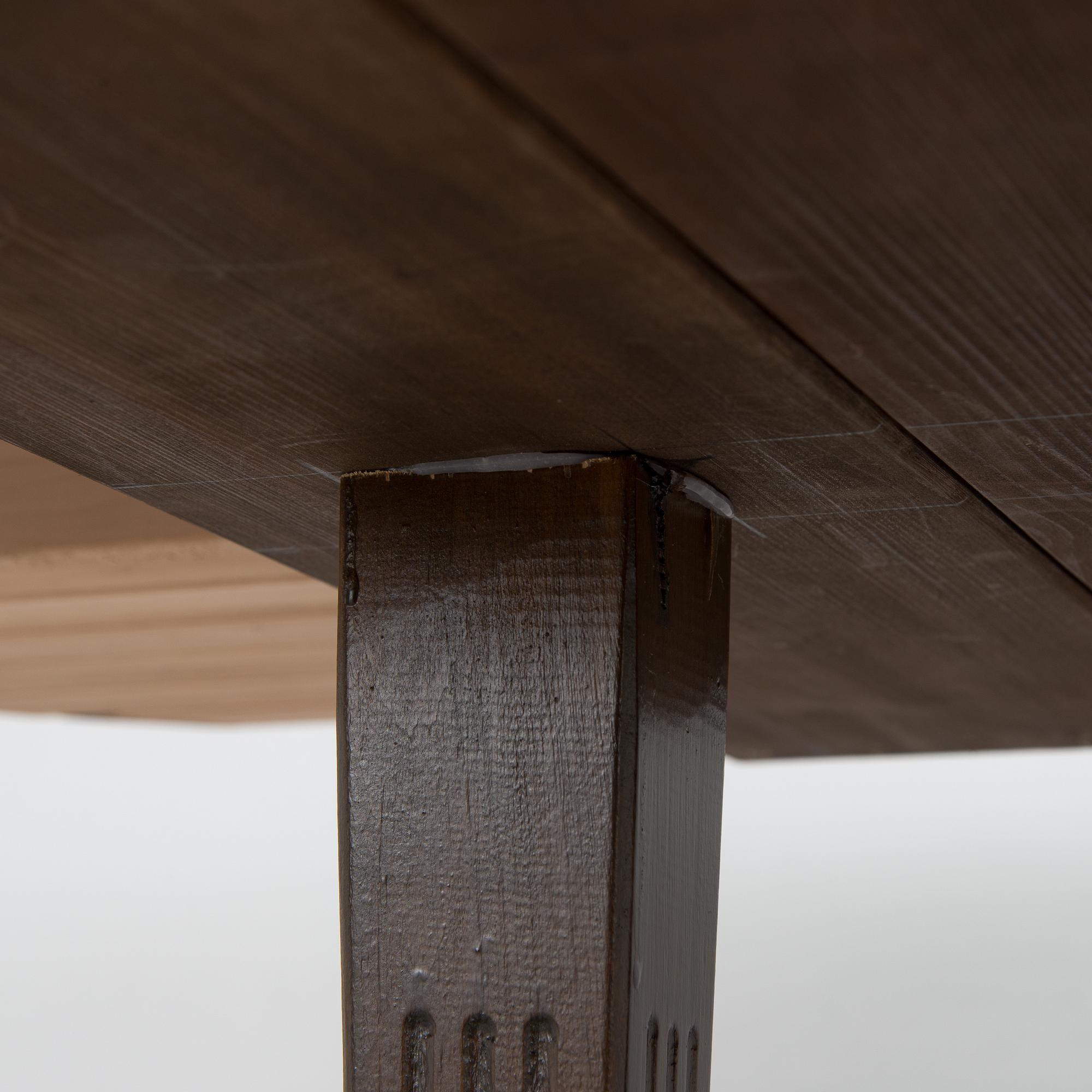 A dining table, Hepplewhite style, later half of the 20th century.
