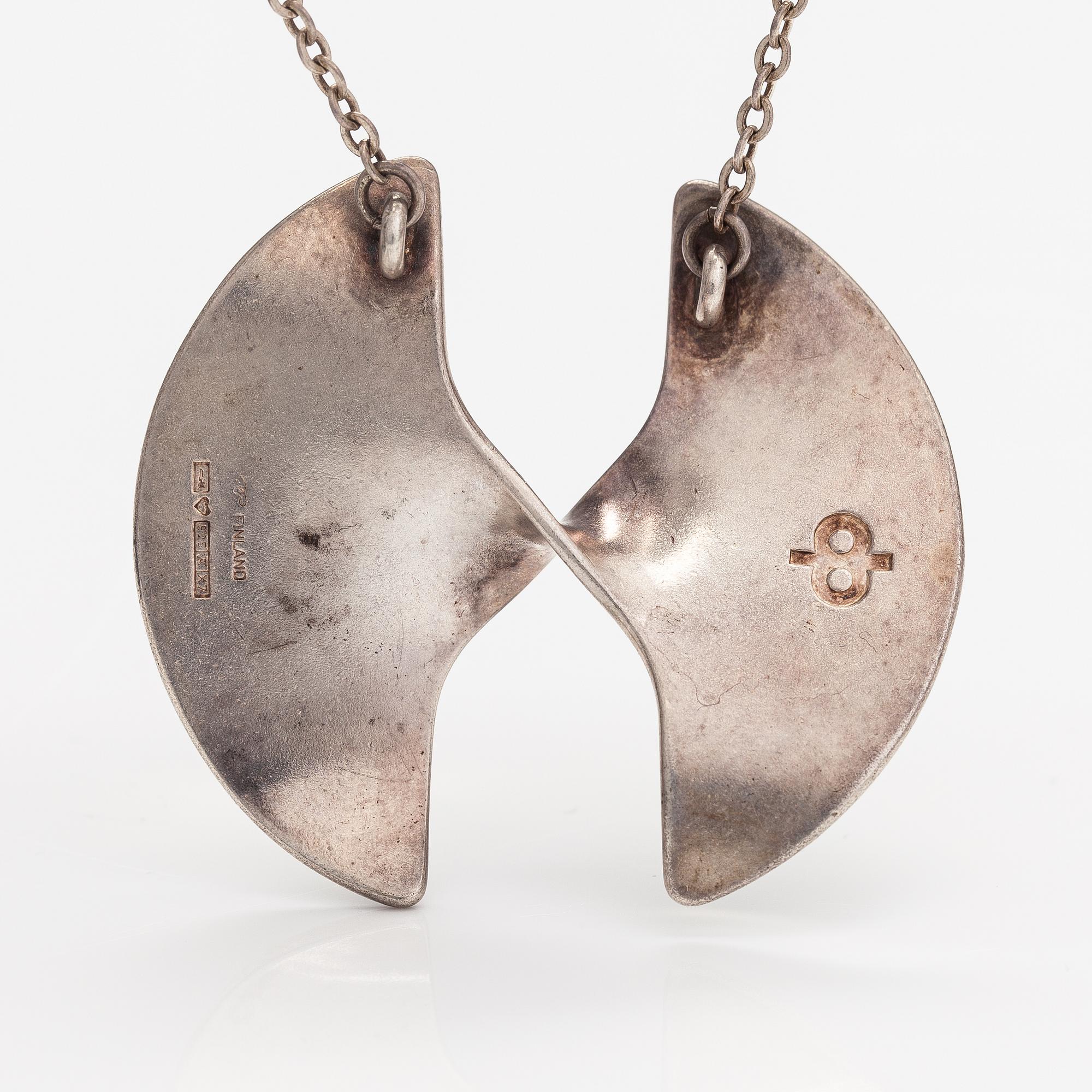 Pekka Piekäinen, Halsband, sterlingsilver. Auran Kultaseppä, Åbo 1975.