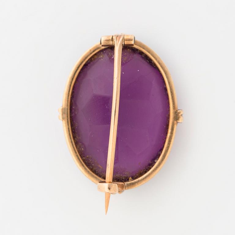 Purple paste brooch.