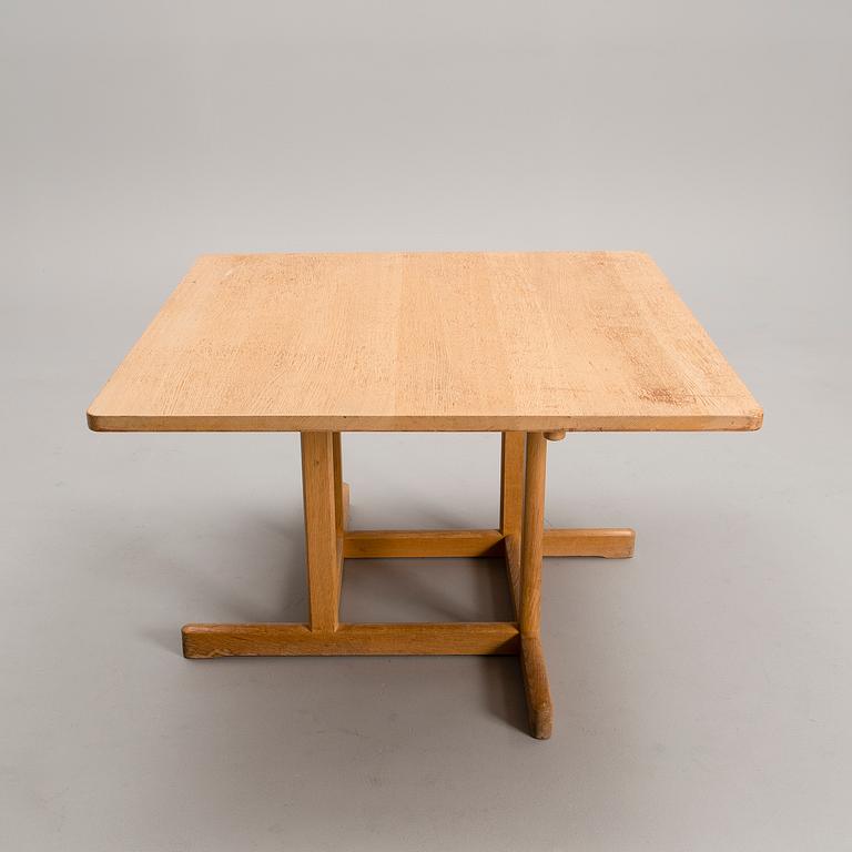 BØRGE MOGENSEN, A SET OF FOUR CHAIRS AND A TABLE. Spanish Chair.  Label marked Fredericia Stolefabrik, Denmark.