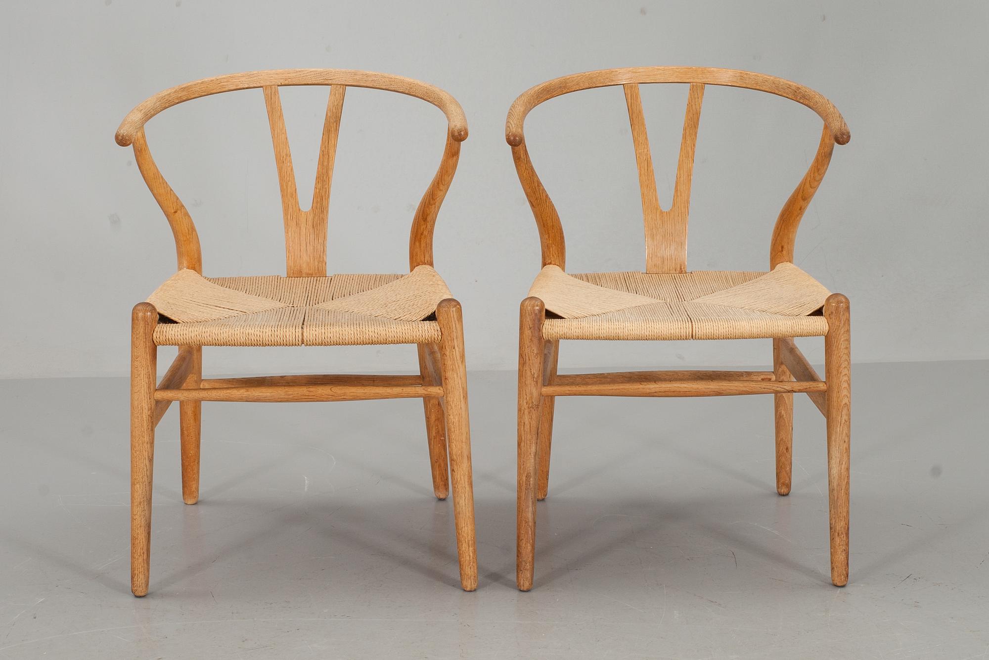 KARMSTOLAR, ett par "Y-stolen". Hans Wegner för Carl Hansen & son.