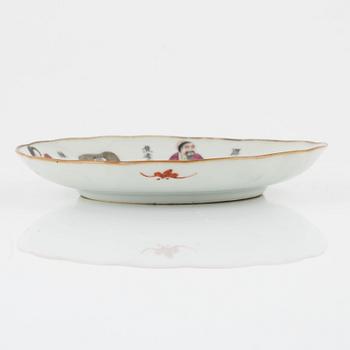 A famille rose dish, late Qingdynasty/early 20th Century.