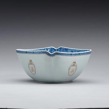 A famille rose and underglaze blue bowl, Qing dynasty, Qianlong (1736-95).