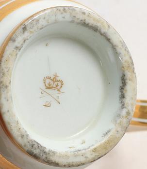 KOPP MED LOCK OCH FAT, porslin, empire, Darby, England, 1800-tal.