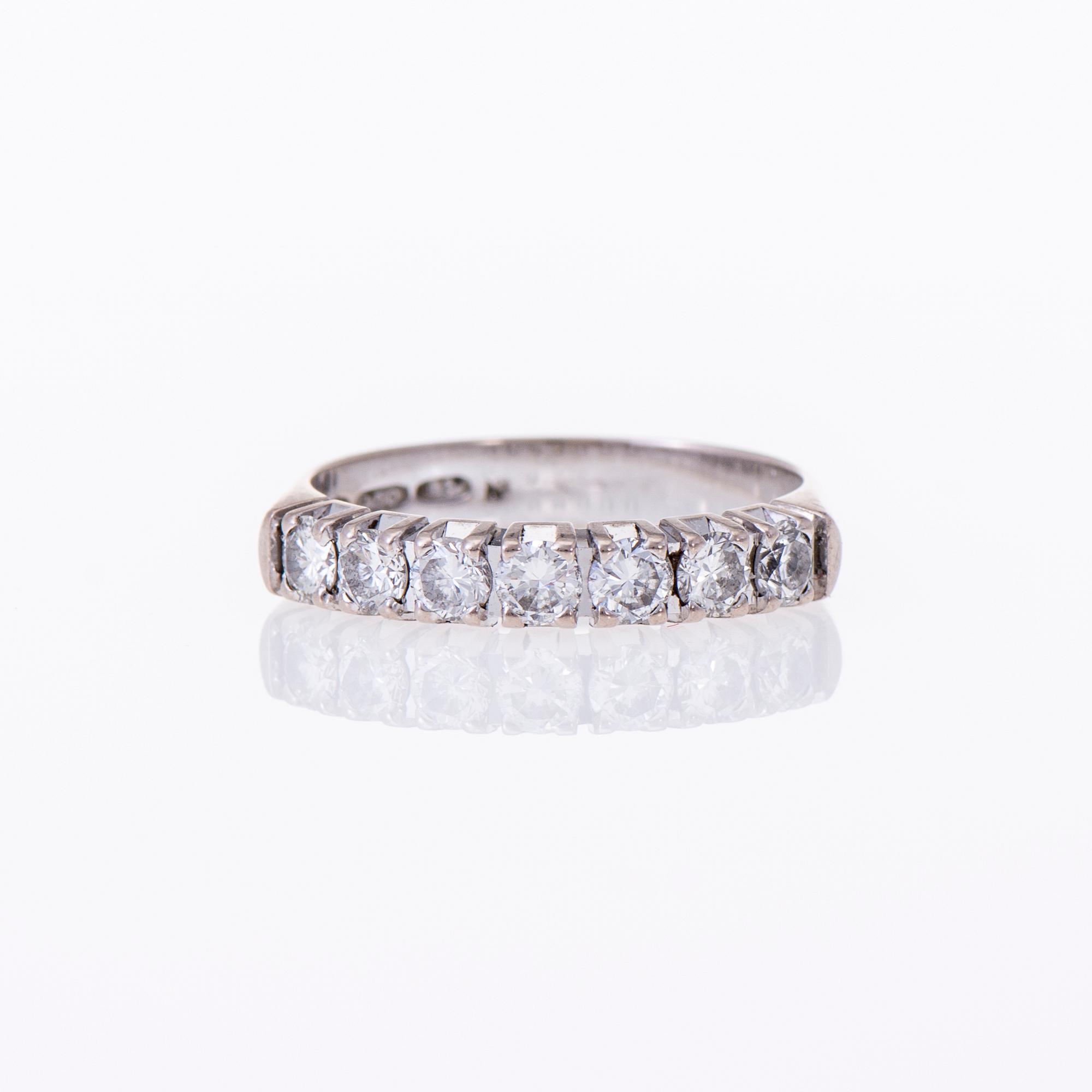 RING, 18K vitguld, briljantslipade diamanter tot. 0,77 ct. Elis Kauppi, Kupittaan Kulta 1988. Vikt ca 4,1 g.