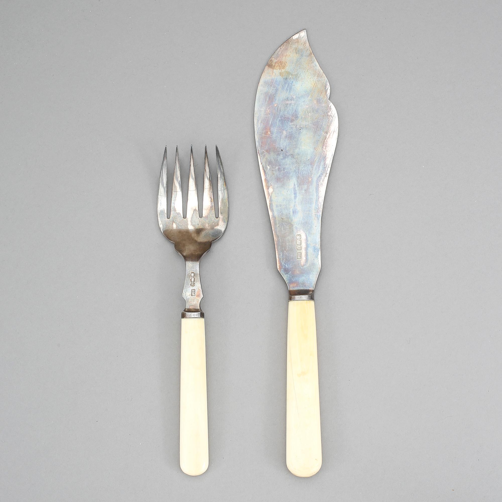 FISKBESTICK, silver och ben, Atkin Brothers, Sheffield, 1918. Total vikt ca 258 gram.