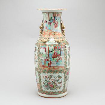 A chinese porcelian vase from the latter half of the 19th century.