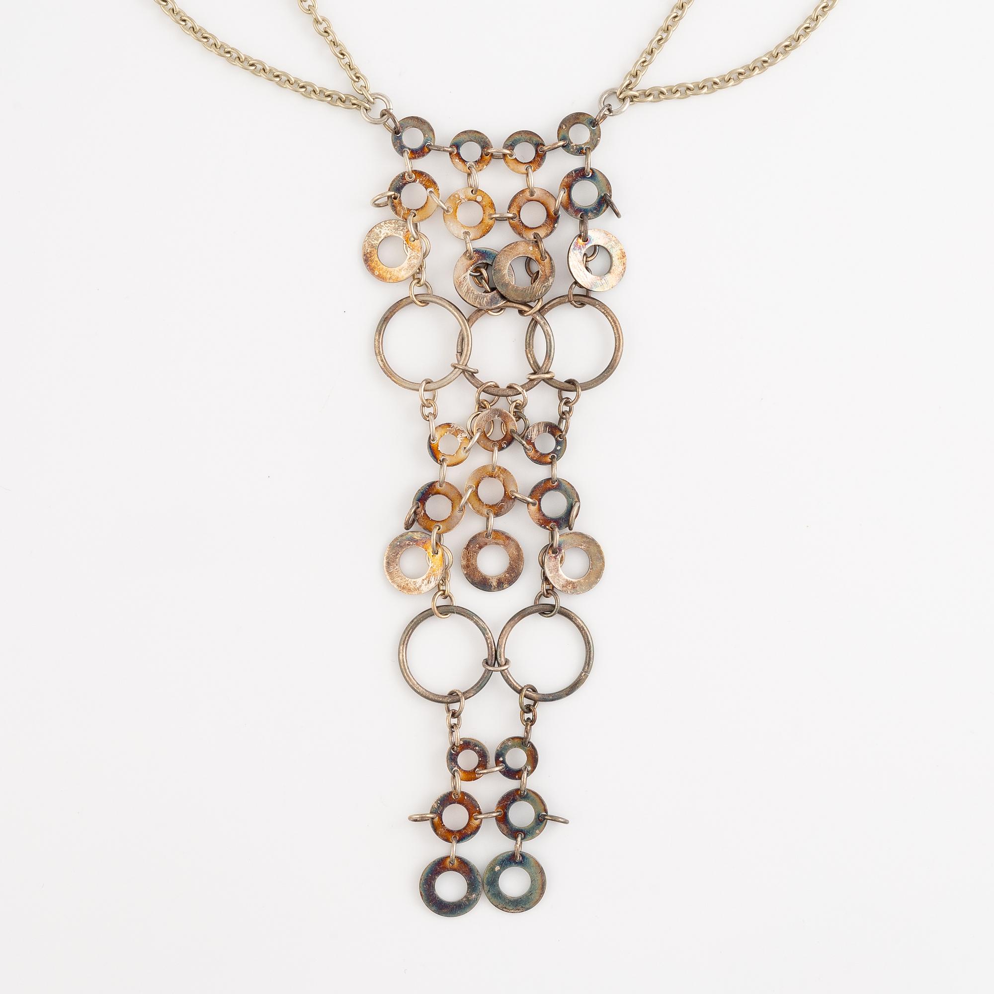 Siv Lagerström, collier och ett par örhängen i vit metall.