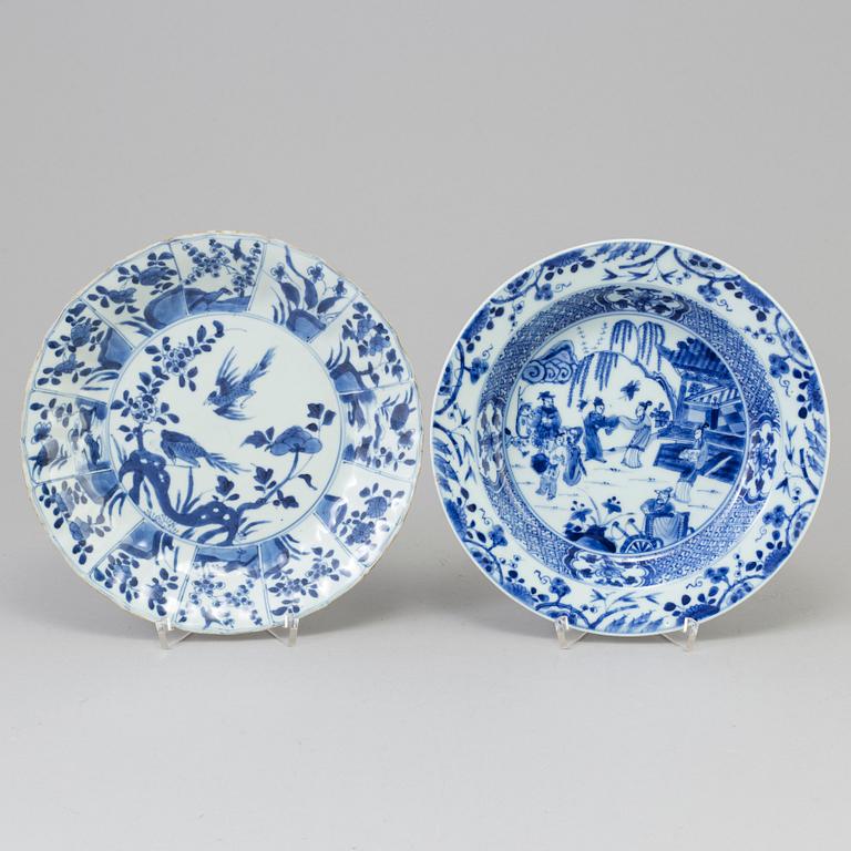 Two Chinese blue and white porcelain dishes, Qing dynasty, Kangxi (1662-1722).