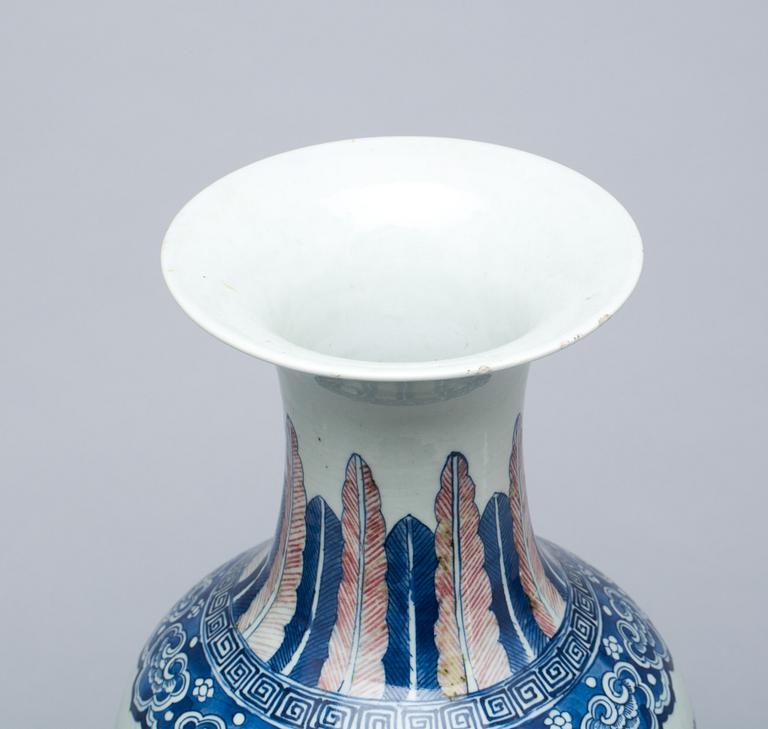 A blue and red vase, late Qing dynasty, 19th century.