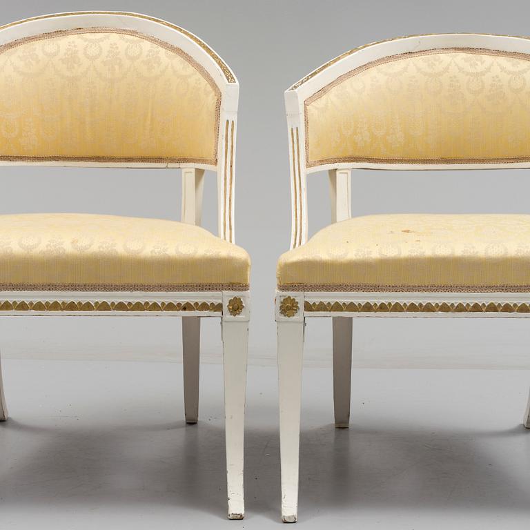 BALJFÅTÖLJER, 2 st snarlika, gustavianska, omkring år 1800.