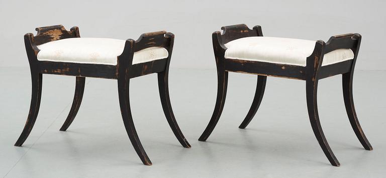 TABURETTER, ett par, sengustavianska 1800-talets början.