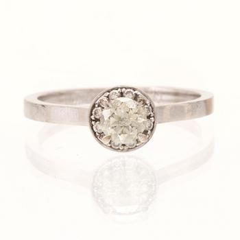 An 18K white gold ring set with round brilliant-cut diamonds.