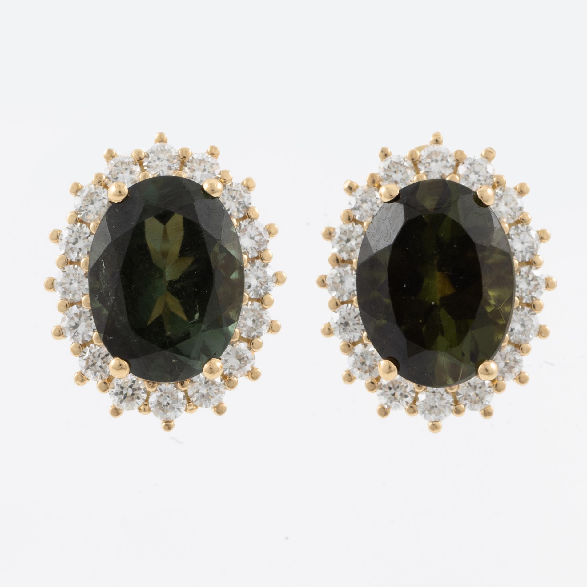 Earrings 18K gold with green tourmalines and brilliant-cut diamonds.