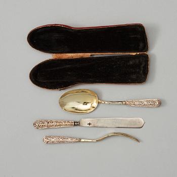 A German parcel-gilt and filigree set of travel cutlery, Erhard Warnberger II, Augsburg (1694-1733).