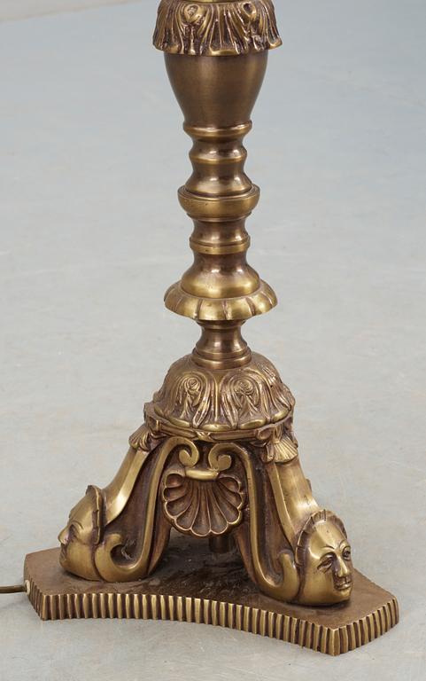 GOLVLAMPA, mässing, 1900-talets första hälft.