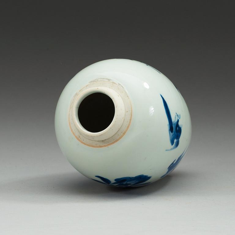 A blue and white Transitional vase, 17th Century.