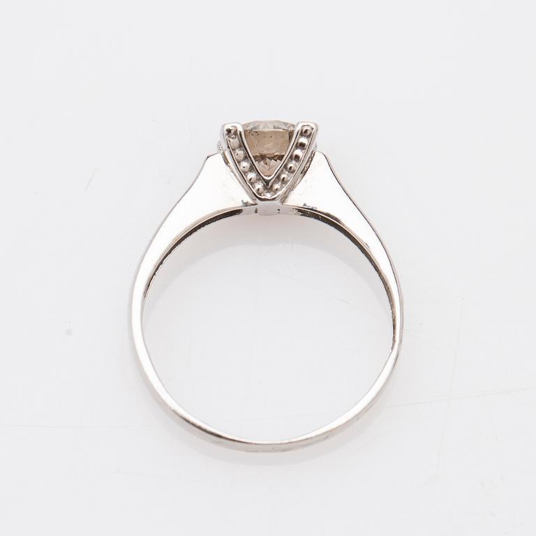 Ring, 18K vitguld med briljantslipad diamant.