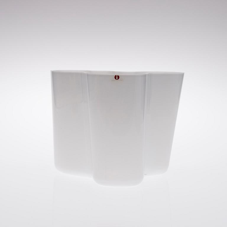 ALVAR AALTO, VAS, glas, "Savoy" signerad Alvar Aalto 3030.