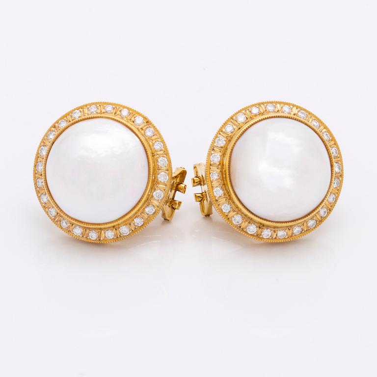 Earrings 18K gold with 2 mabé pearls approx 15 mm and brilliant-cut diamonds approx 1 ct in total, clip and pin fitting.