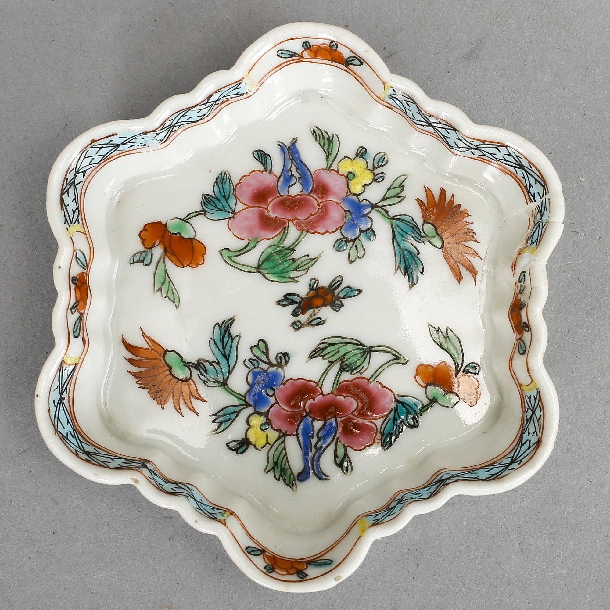 MINIATYRTEKANNA samt SKEDFAT, porslin, Qingdynastin, Qianlong (1736-95).