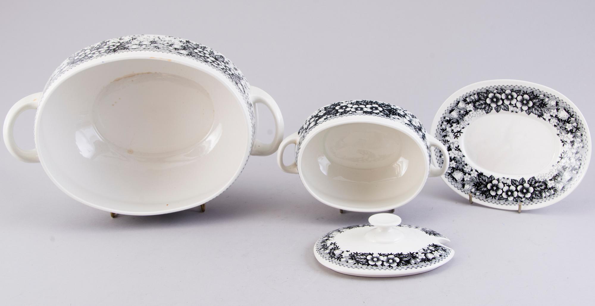 RICHARD LINDH, A 42-pcs set of Arabia dinnerware with 'Talvikki' decoration by Raija Uosikkinen, Finland 1964-1975.
