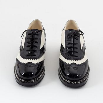 Chanel, a pair of black and white leather brogues, size 39½.