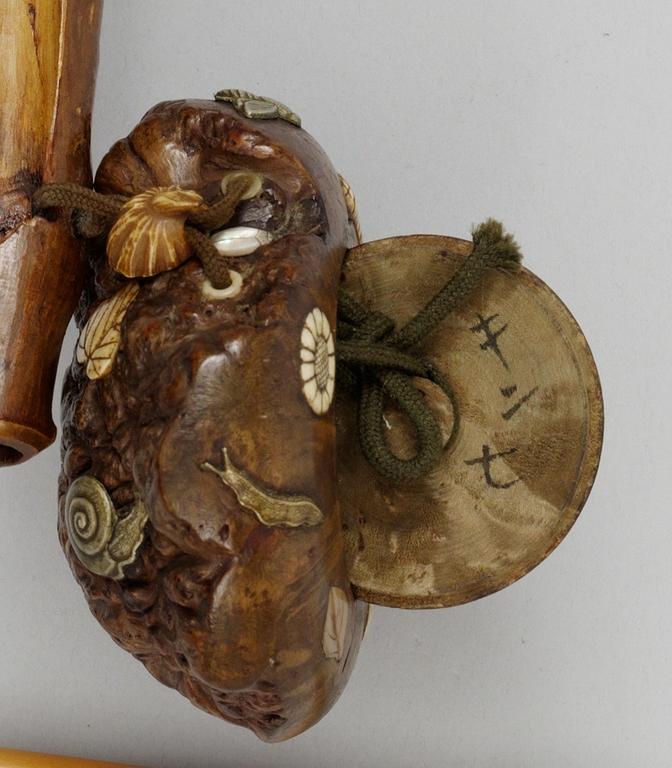 OPIUMPIPA med ASK, trä, ben, pärlemor och metall. Japan, omkring 1900.