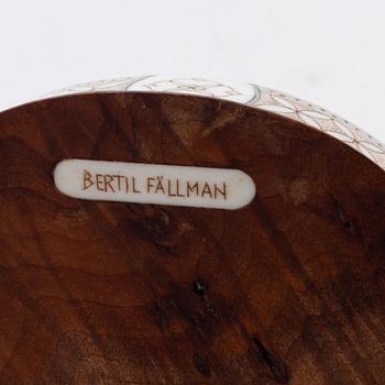 A box with lid by Bertil Fällman, Reindeer horn and birch, signed.