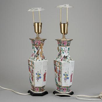 BORDSLAMPOR, ett par. Porslin. Kina, 1800-tal.