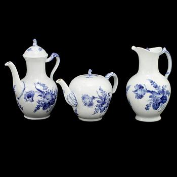 TE- OCH KAFFESERVISDELAR, 51 st, porslin, "Blå blomst", Royal Copenhagen, 1900-tal.