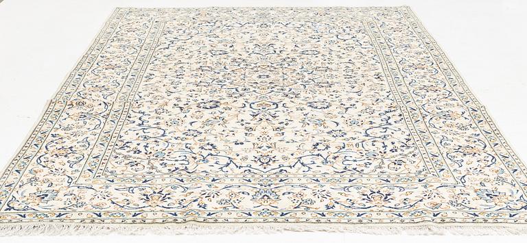 A Kashan carpet, ca 352 x 239 cm.