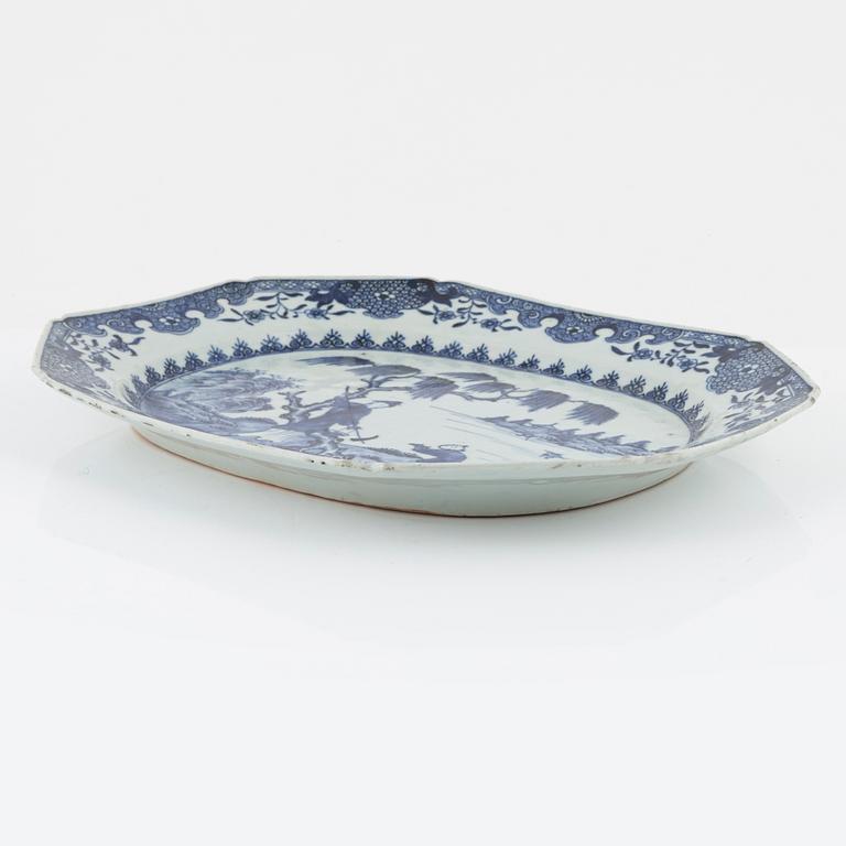 A Chinese blue and white porcelain charger, Qing Dynasty, Qianlong (1736-95).