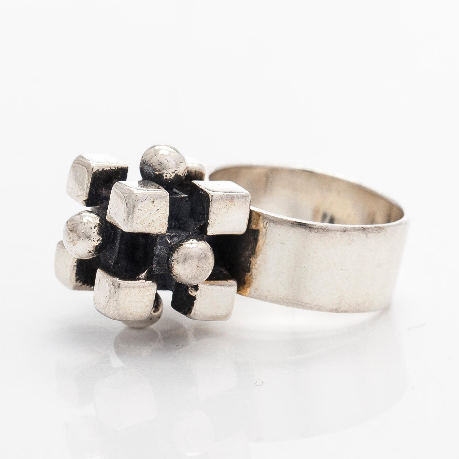 Pentti Sarpaneva, sormus, hopeaa. Turun Hopea, Åbo 1969.