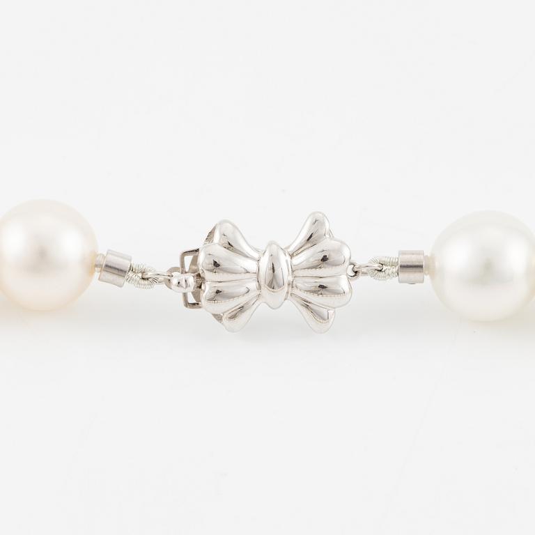A necklace with cultured South Sea pearls.
