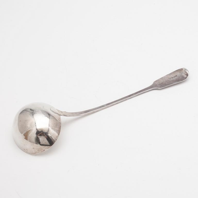 SOPPSLEV samt BÅLSLEV, silver, den ena London, 1828. Vikt ca 223 gram.