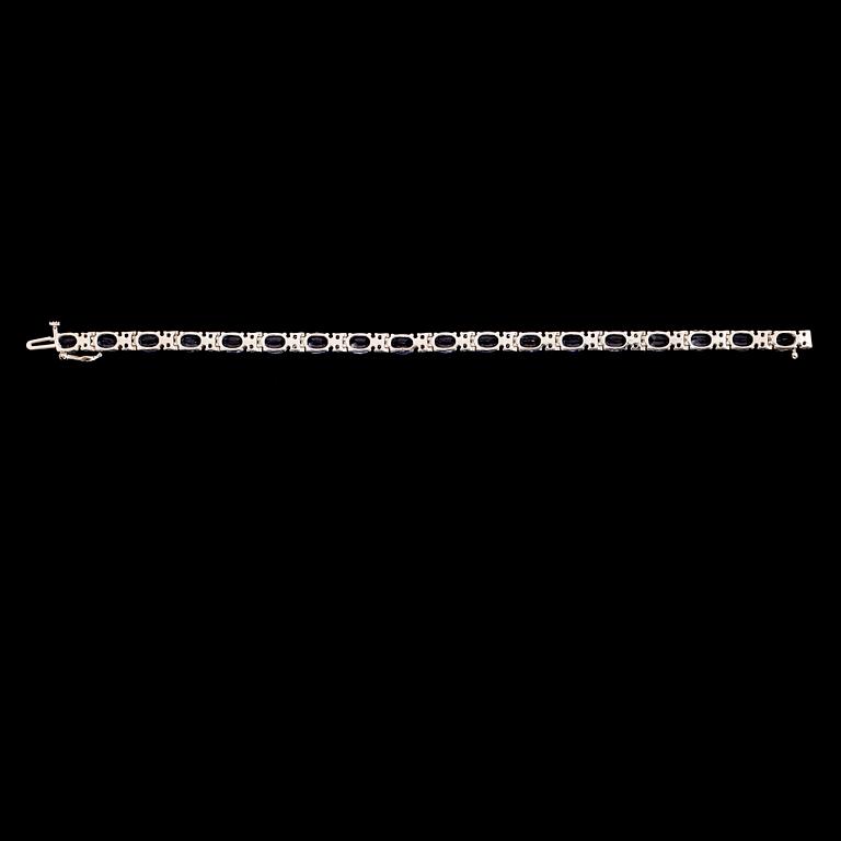 ARMBAND, 14 k vitguld, 18 blå tanzaniter tot ca 12.60 ct, briljanter tot ca 1.16 ct.