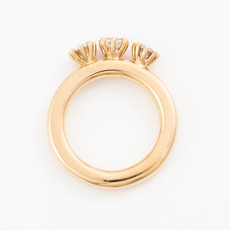 Ring in 18K gold with three diamonds 0.60 ct, 0.41 ct, and 0.40 ct. Accompanied by a report for each diamond.