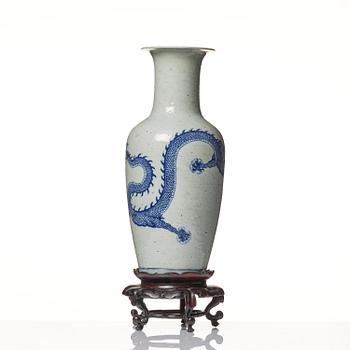 A large Chinese blue and white 'five clawed dragon vase' vase, late Qing dynasty, 19th century.