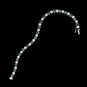 ARMBAND, sk Rivière, 14 k vitguld, 21 briljantslipade diamanter tot ca 2.52 ct och smaragder. Vikt ca 13 g.