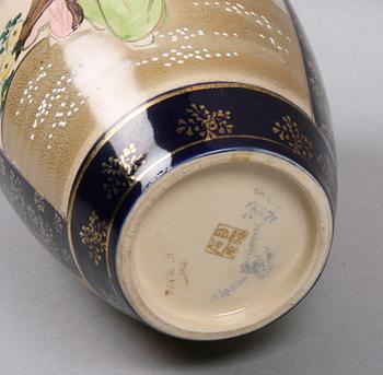 VAS, porslin, Satsuma, Japan.