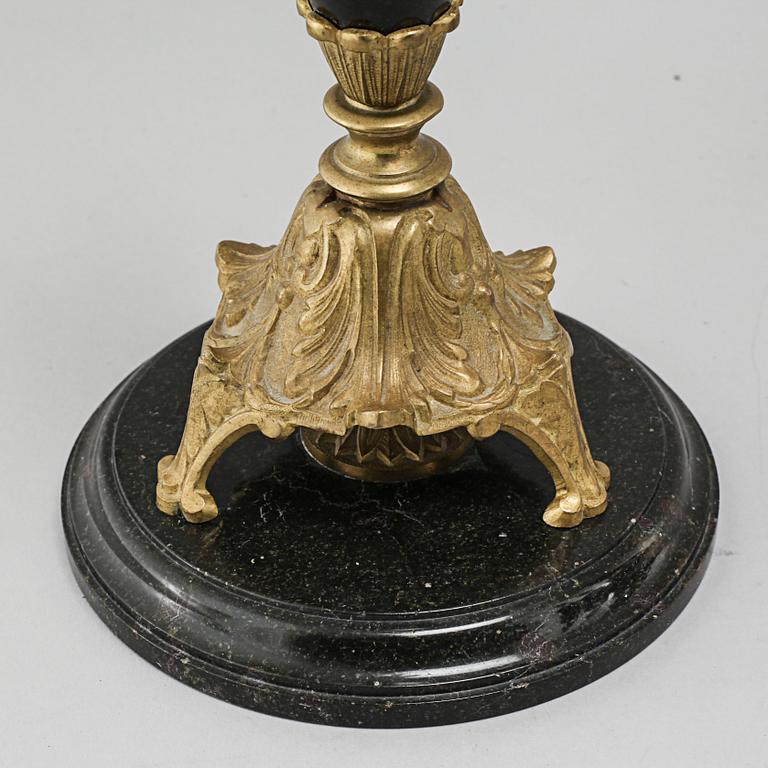 KANDELABRAR, ett par, oscarianska, 1800-talets slut.
