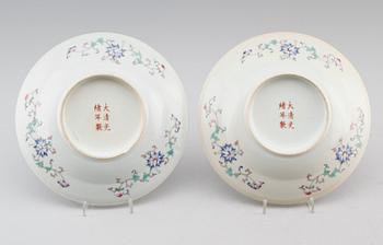 SKÅLFAT, 2 st, porslin, Kina, bär Guangxu sex karaktärers märke, 1900-tal.